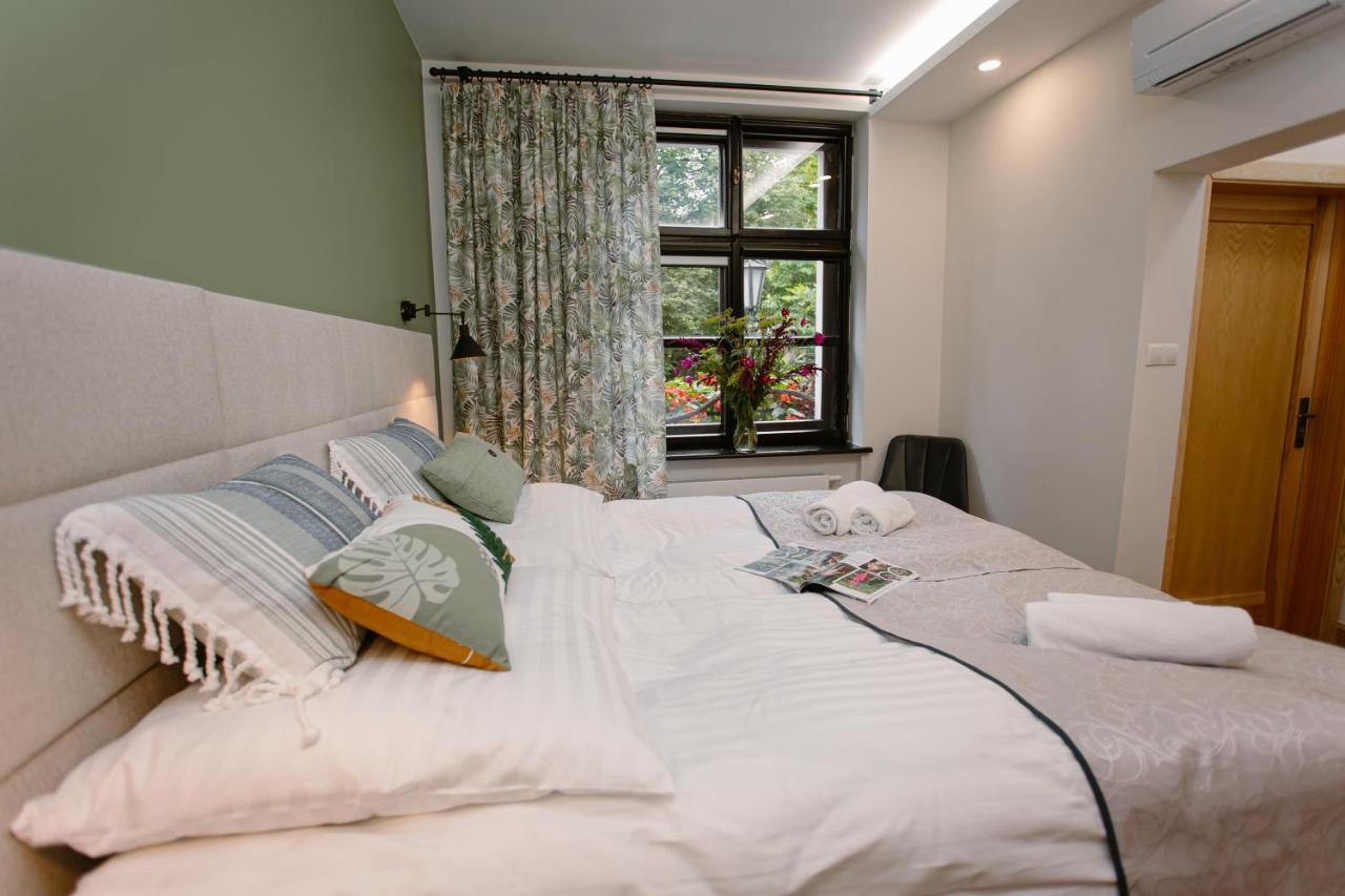 Dom W Starym Parku Hotel Biskupice  Ngoại thất bức ảnh