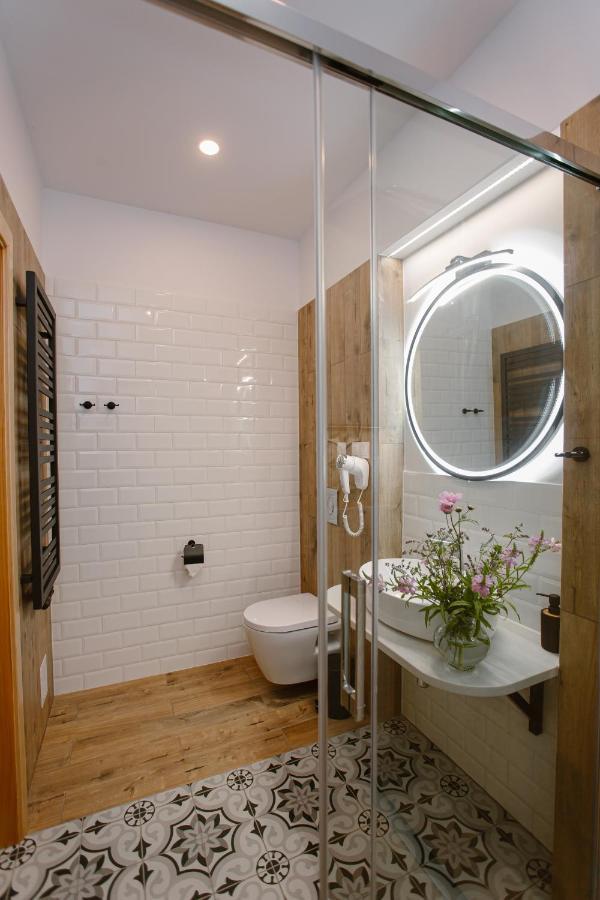 Dom W Starym Parku Hotel Biskupice  Ngoại thất bức ảnh