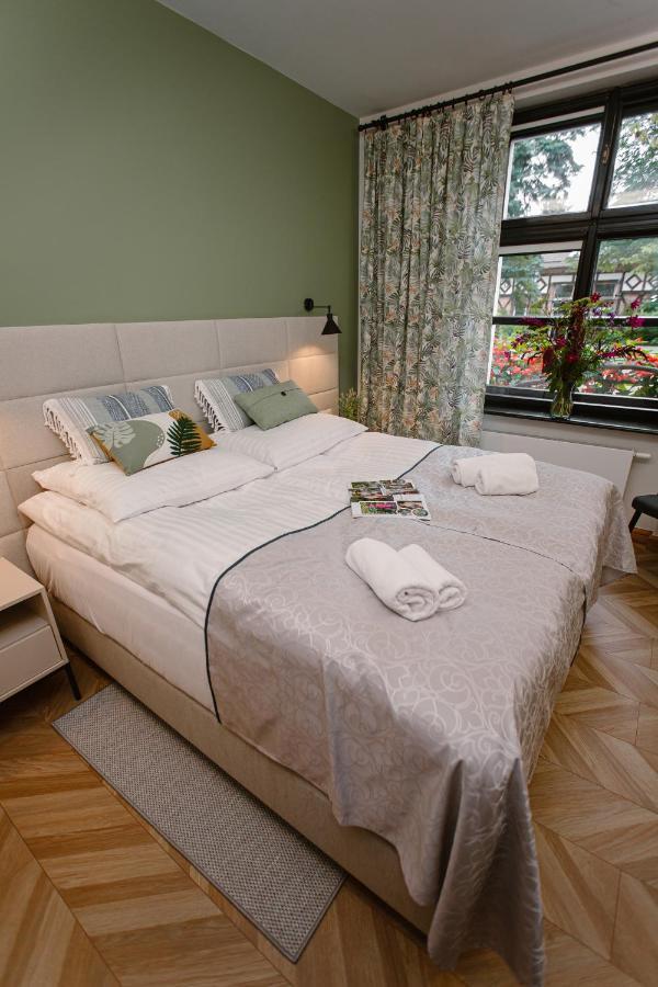 Dom W Starym Parku Hotel Biskupice  Ngoại thất bức ảnh