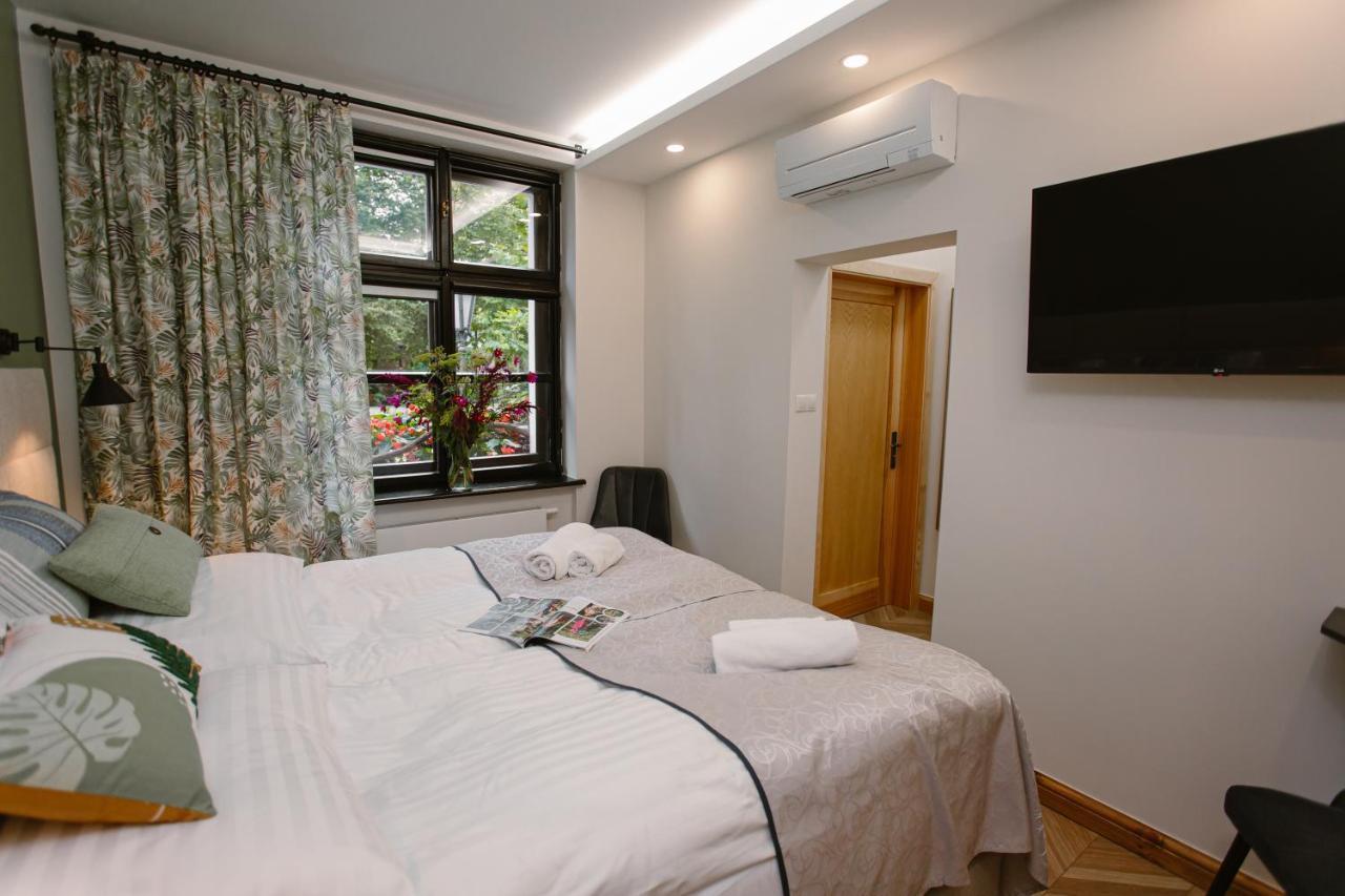 Dom W Starym Parku Hotel Biskupice  Ngoại thất bức ảnh