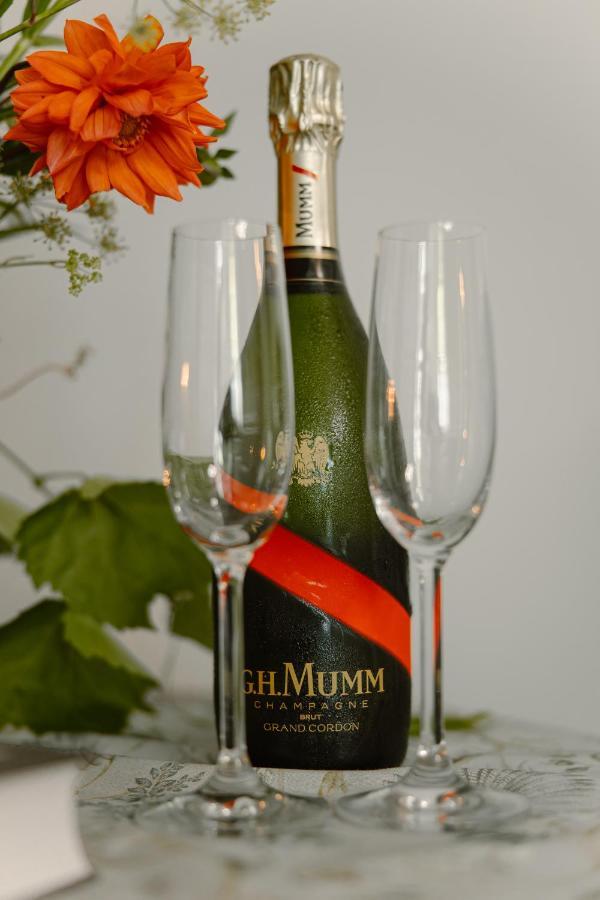 Dom W Starym Parku Hotel Biskupice  Ngoại thất bức ảnh