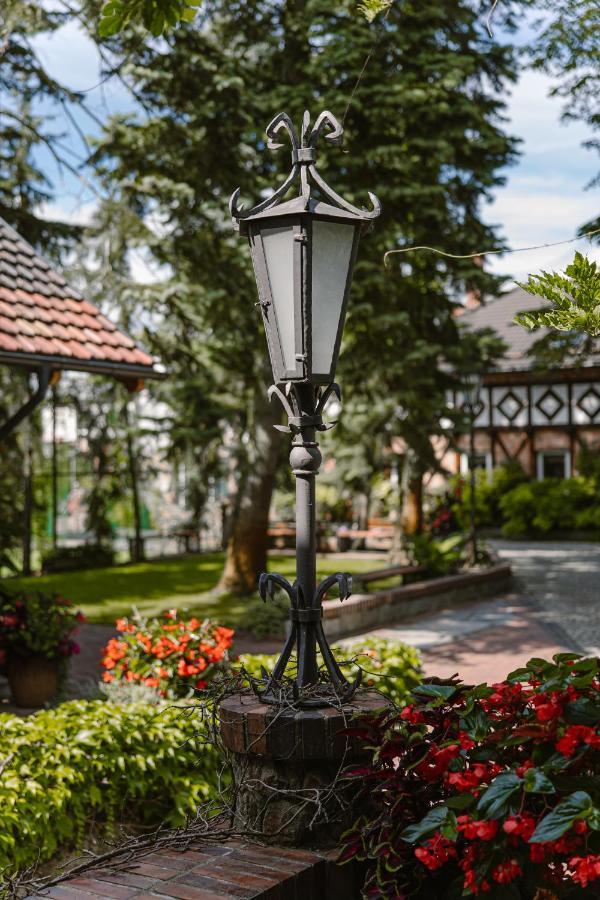 Dom W Starym Parku Hotel Biskupice  Ngoại thất bức ảnh