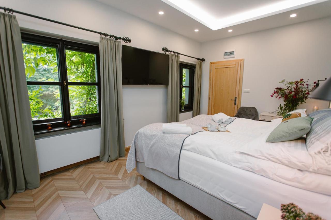 Dom W Starym Parku Hotel Biskupice  Ngoại thất bức ảnh