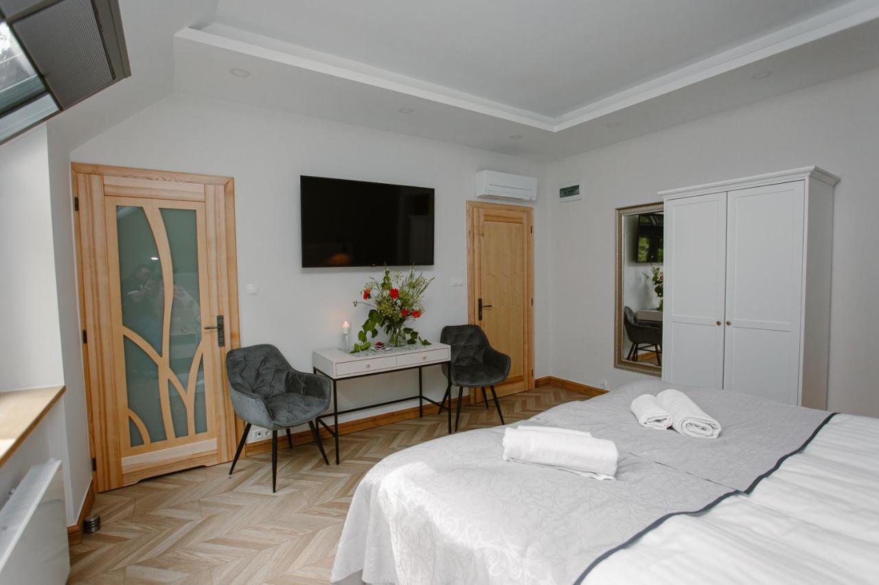 Dom W Starym Parku Hotel Biskupice  Ngoại thất bức ảnh