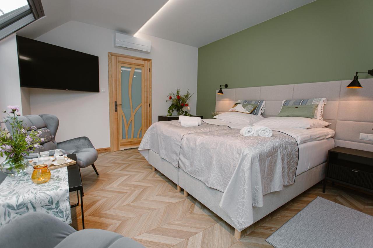 Dom W Starym Parku Hotel Biskupice  Ngoại thất bức ảnh