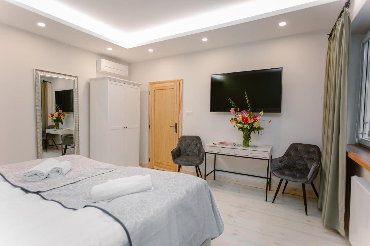 Dom W Starym Parku Hotel Biskupice  Ngoại thất bức ảnh