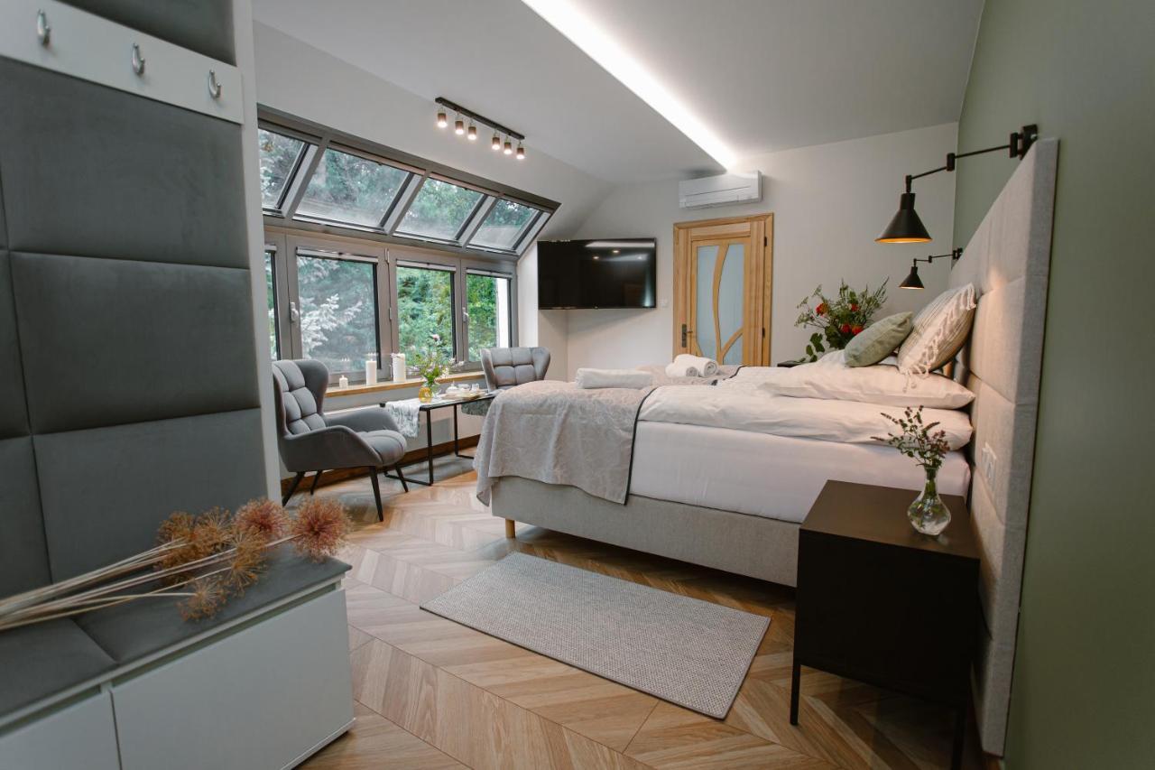 Dom W Starym Parku Hotel Biskupice  Ngoại thất bức ảnh
