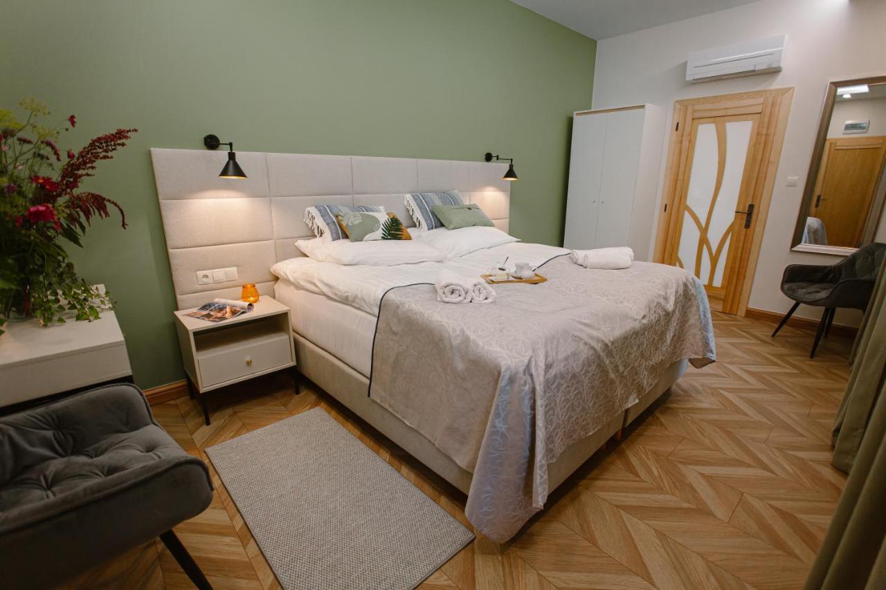Dom W Starym Parku Hotel Biskupice  Ngoại thất bức ảnh
