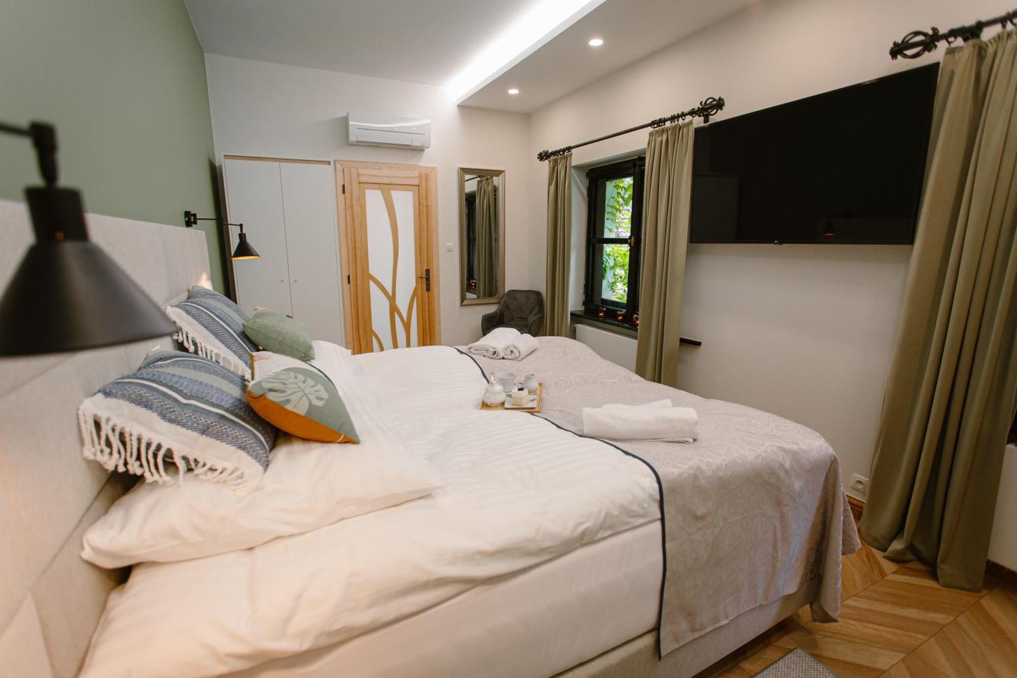Dom W Starym Parku Hotel Biskupice  Ngoại thất bức ảnh